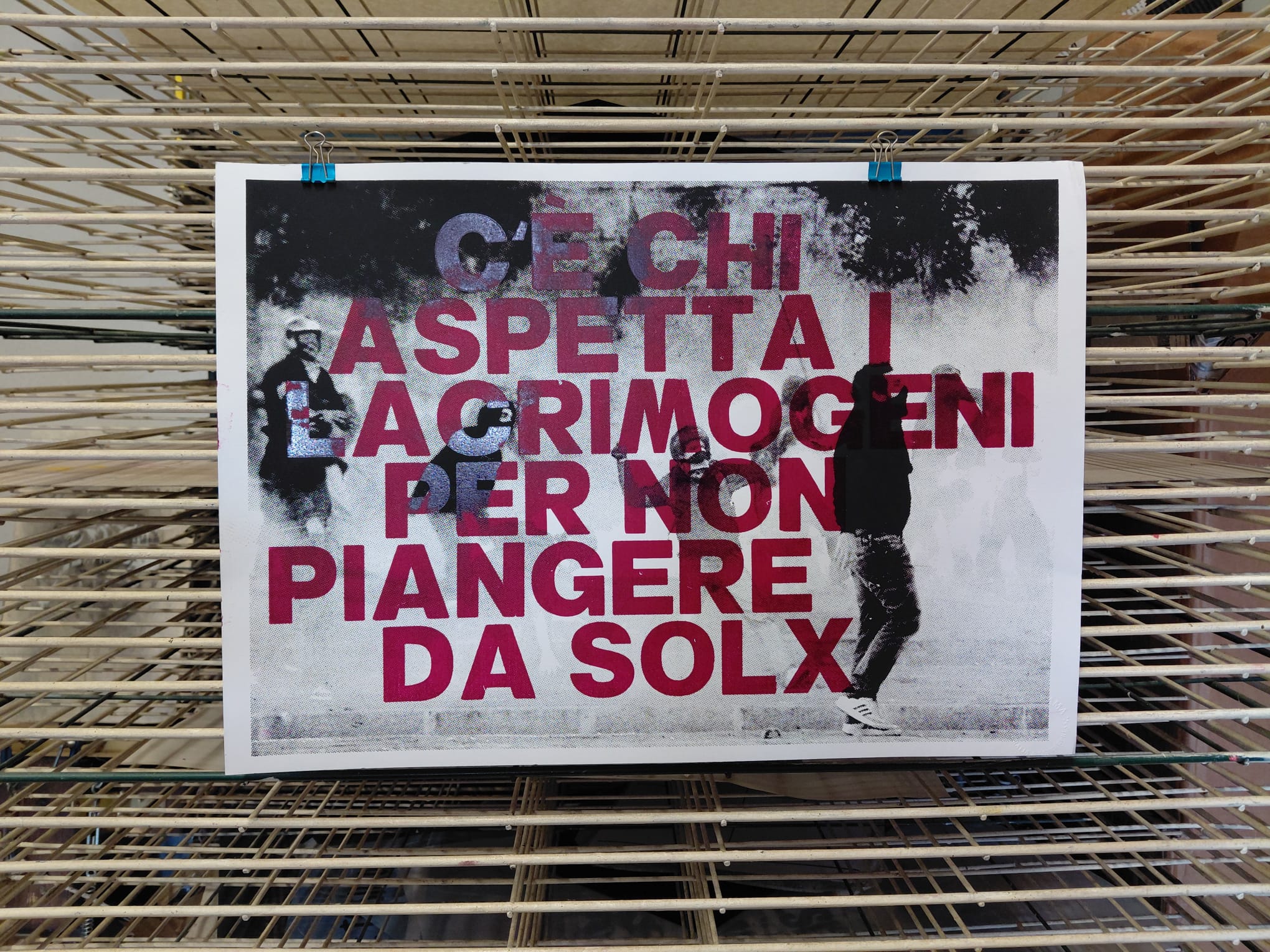 c'è chi aspetta i lacrimogeni poster de andre depressione proletaria c'è chi aspetta i lacrimogeni per non piangere da solx